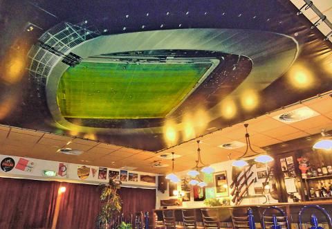 11-  5 meter Feyenoord Luchtopname aan plafond cafe